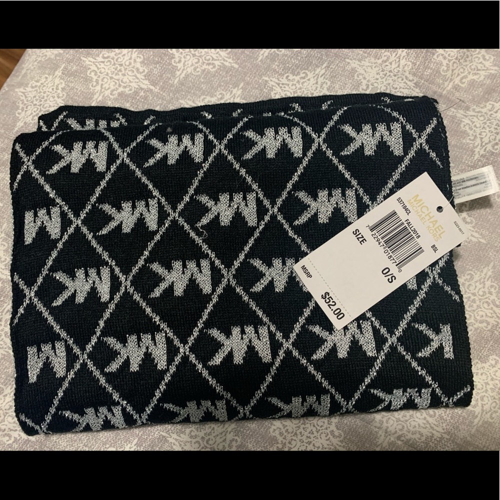 SCARF - Picture 3 of 3